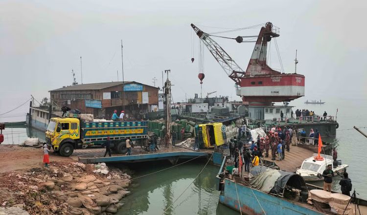 ২৭ ঘণ্টা পার, এখনো উদ্ধার হয়নি ডুবে যাওয়া ফেরি